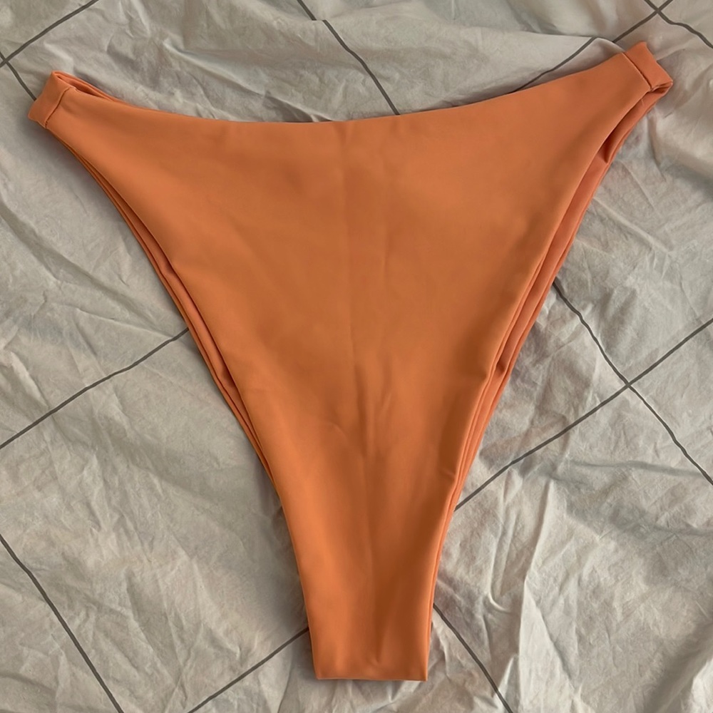 Skatie peach Kelly bottom